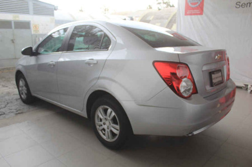 Imagen 4 de 15 de Chevrolet Sonic 2016 4p Lt L4/1.6 Aut