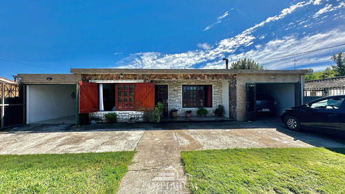 Casa  De Tres Dormitorios Sobre Calle Domingo Arena 