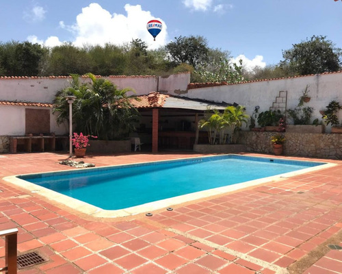Casa Con Piscina Tipo Posada Ideal Para Inversion Turistica O Residencial, Sector El Salado, Isla De Margarita