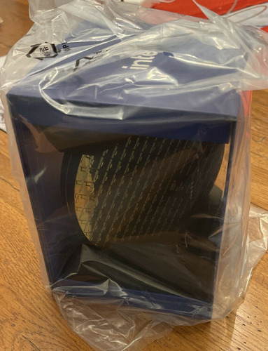 Imagen 1 de 4 de In-hand-intel-core-i9-12900k-12th-gen-brand