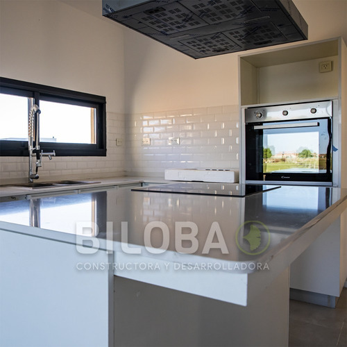 Casa En Venta Con Lote A Laguna 2 Pisos En San Sebastián Apto Credito - Pilar- Barrio Privado