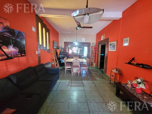 Venta Casa Para Dos Familias Con Patio, Piscina Y Terraza En Sarandi