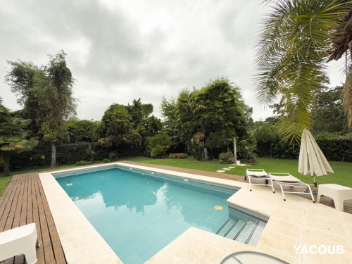 Casa En Venta - 3 Dormitorios 3 Baños - 2.100mts2 - Villa Elisa