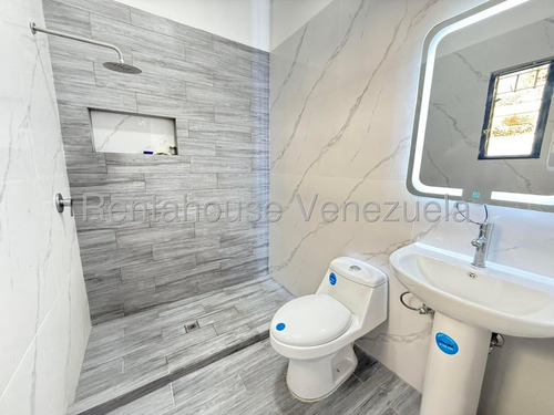 Hermosa Casa Quinta De 2 Niveles En Venta Ubicada En Alto Prados Del Este 25-17674