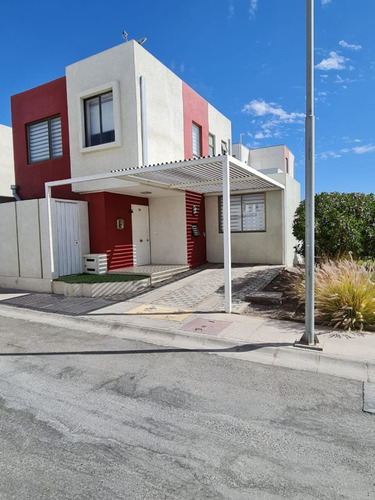 Hermosa Casa No Pareada 3d. 3b. 2e, En Cond. Trav. D. Desier