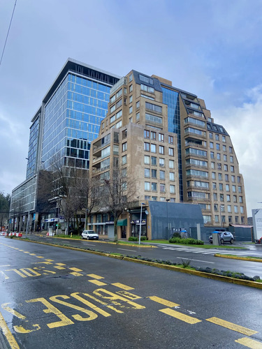 Oficina Moderna Y Funcional Con Equipamiento.