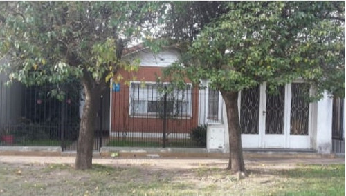 Chalet En Barrio Ferroviario Sobre Victorino De La Plaza Al 1400