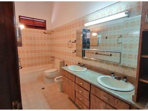 Imagen 6 de 9 de Casa Estilo Colonial Dividida En Cuatro Niveles, Habitación Principal Con Baño Y Vestier