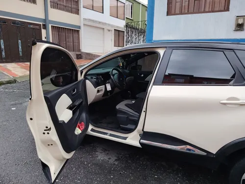 Camioneta Captur Zen, Automática, Modelo 2021, Motor 2.0