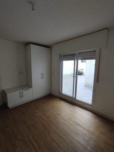 Imagen 12 de 14 de Alquiler Apartamento 2 Dormitorios Con Patio Y Balcon. Centro