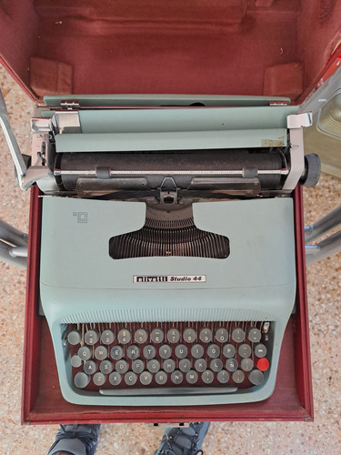Máquina De Escribir Olivetti Studio 44 Impecable Con Maletin (Usado)