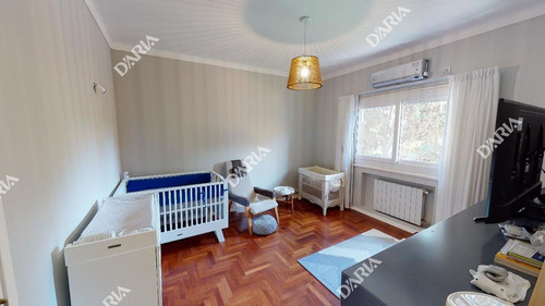 En Buena Zona Residencial, Chalet Totalmente Actualizado Con Lo Mejor, Jardin, Pileta.