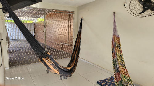 Casa Gradeada Com 5 Quartos (1 Suíte), Bem Localizada E Bem Ventilada. Reformada.