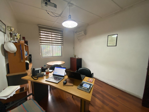 Oportunidad: Oficina Comercial Frente Al Parque O'higgins