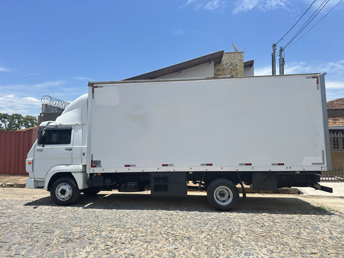 Caminhão Motorhome Com Fotovoltaico E Banheiro Dentro Do Baú