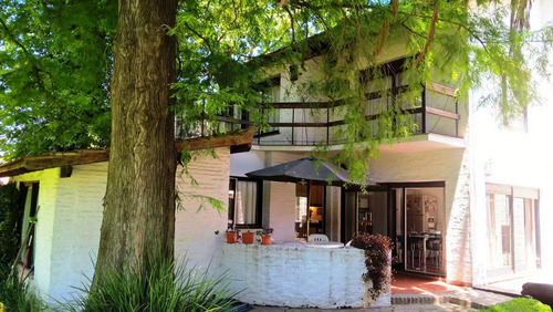 Chalet En Dos Plantas Edificado Sobre Lote De 18 X 47 M