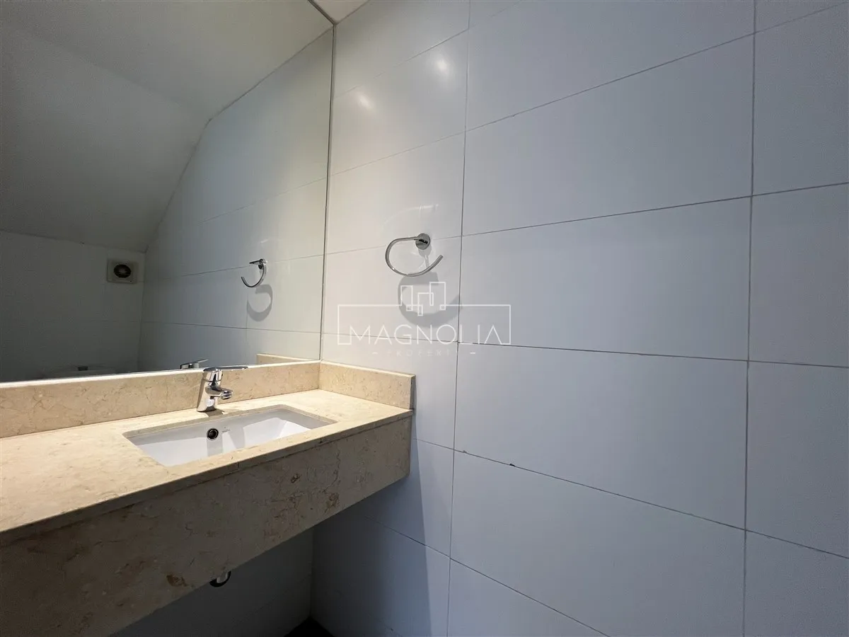 Imagen 2 de 21 de Casa En Venta De 3 Dorm. 3 Baños Mas Serv En Lo Barnechea