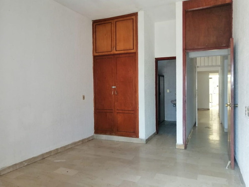 Imagen 11 de 15 de En El Corazón De La Ciudad; Hazte De Esta Casa Con Local Co
