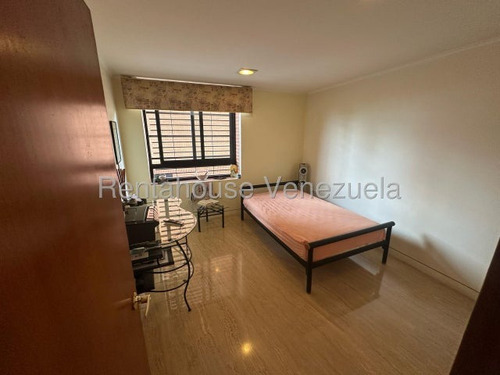 Venta De Amplio Apartamento Monterrey