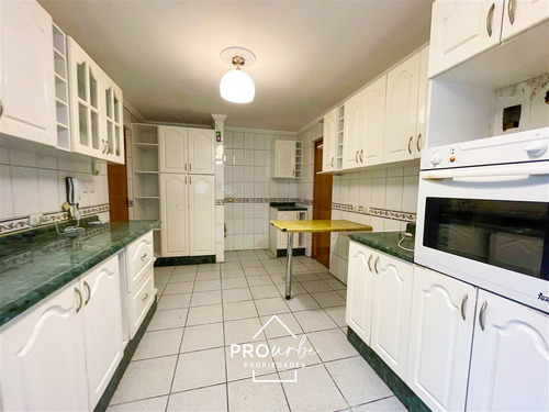 Casa En Venta De 5 Dorm. En Las Condes