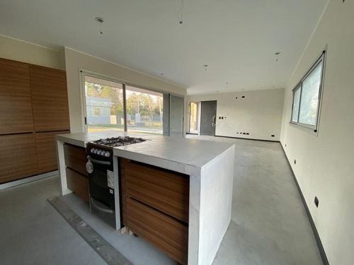Casa De 2 Dormitorios Con Pileta Y Parrillero - San Eduardo- A Estrenar