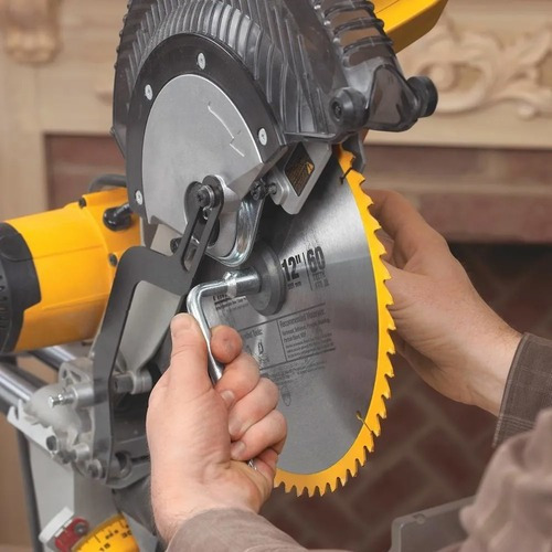 Serra Meia Esquadria Telescópica Dewalt, Modelo Dws780, Serr