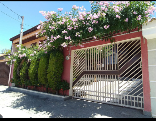 Casa Com 3 Dormitórios, Sendo 1 Suíte, Banheiro Social, Cozi