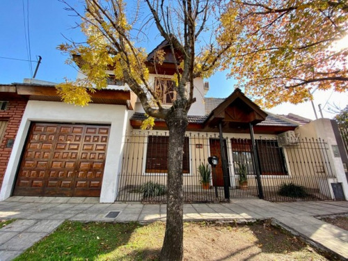 Casa En Venta En Castelar Norte - 4 Ambientes! Con Fondo Y Pileta!