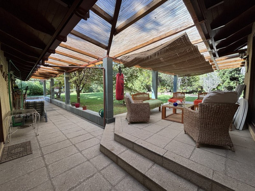 Gran Casa Con Terreno De 2016 M2 En Excelente Ubicación