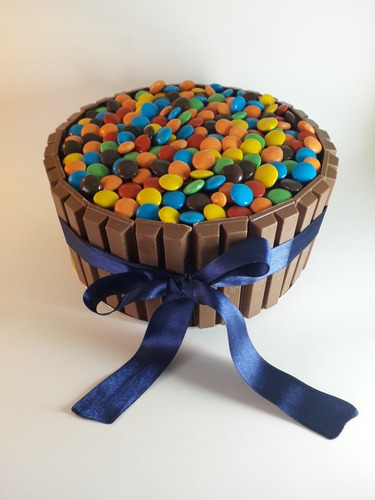 Torta Con Kit Kat Y Confites De Chocolate Con Cinta De Raso