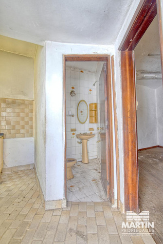 Casa 3 Ambientes Con Cochera Para Mejorar. Zona Comercial.