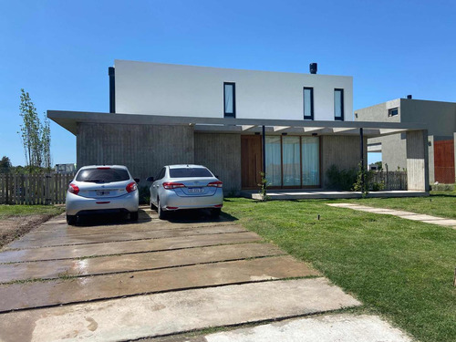 Casa En Venta - 3 Dormitorios 3 Baños - Cochera - San Sebastián, Pilar