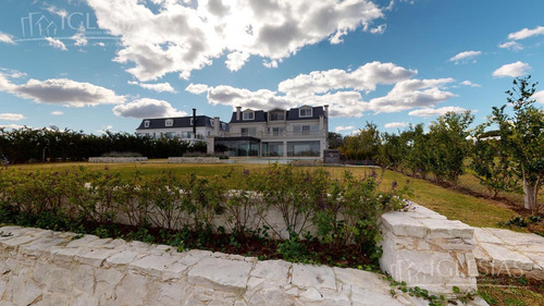 Imagen 5 de 30 de Tour 360º - Casa Al Lago - Barrio El Golf, Nordelta