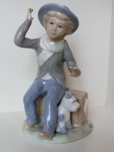 Figura De Niño Con Perro En Porcelana
