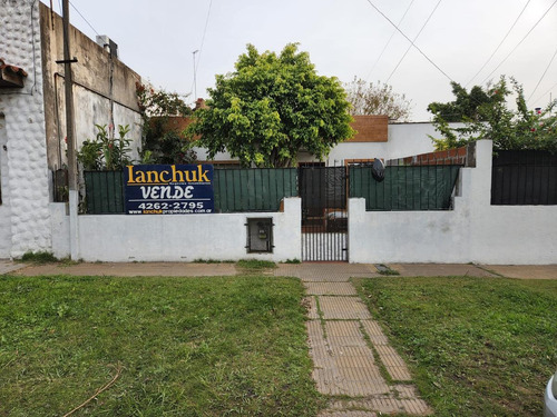 Imagen 1 de 10 de Casa De 3 Amb Con Fondo - Lanus Oeste