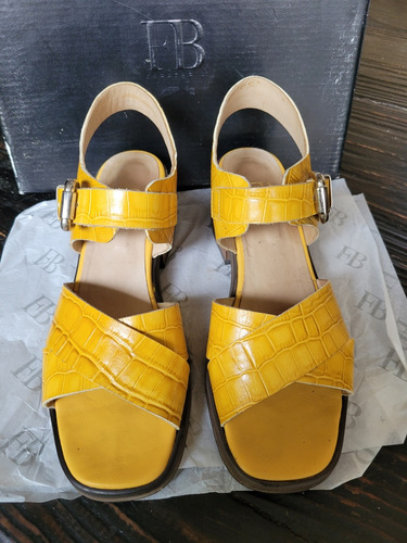 Sandalias Febo. Cuero Croco Amarillo.