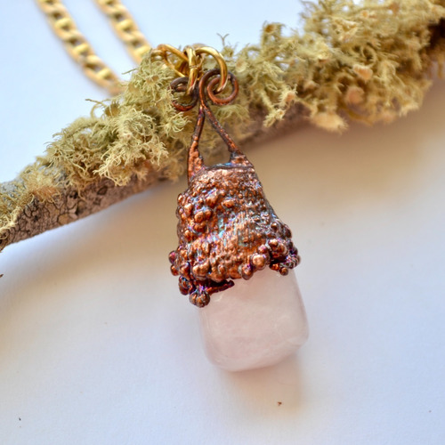 Imagen 4 de 8 de Colgante De Cuarzo Rosa Con Cobre Y Cadena De Bronce, Cod1