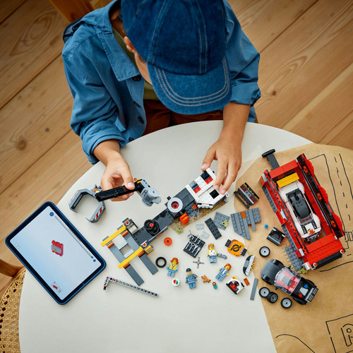 LEGO® City Deshuesadero con Autos 60472; Juguete de reciclaje; depósito de chatarra con compactadora y grúa; set para niños 7+; incluye 2 vehículos y 4 minifiguras