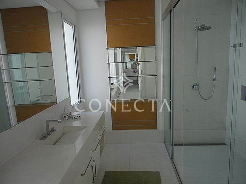 Imagem 12 de 27 de Tamboré 03 | Casa Alto Padrão | Venda | Fino Acabamento | Imenso Quintal Gramado - Cnc1282