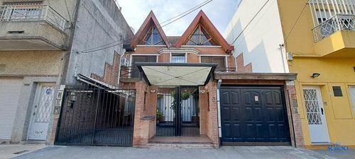 Muy Buen Triplex 4amb Con Quincho En Venta Ubicado En Tres De Febrero, G.b.a. Zona Oeste, Argentina