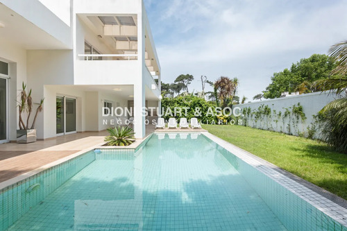 Alquiler Anual Casa En Boulevard Park Con 5 Dormitorios
