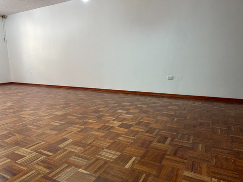 Amplio Departamento De 145 M2 Ofrece El Equilibrio Perfecto Entre Espacio, Ubicación Y Estilo Clásico.