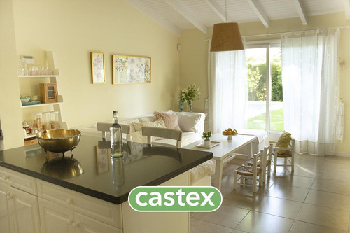 Imagen 12 de 30 de Casa De Cinco Ambientes En Venta En La Lomada