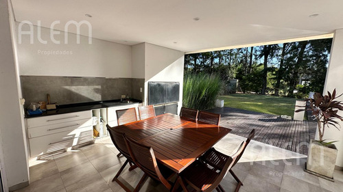 Casa En Venta En Malibu Canning