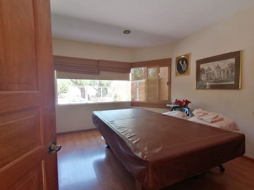 En Venta Casasa En Carretas, Gran Ubicación, 4 Recamaras, 5.5 Baños, Cto De Serv