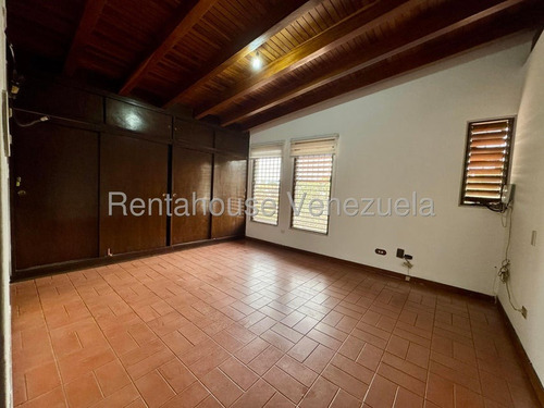 Espaciosa Casa Urb. Cumbres De Curumo Cod. 26-356