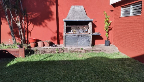 Venta De Pintoresca Casa En Ph Al Frente