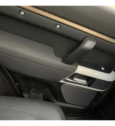 Land Rover Defender First 2021