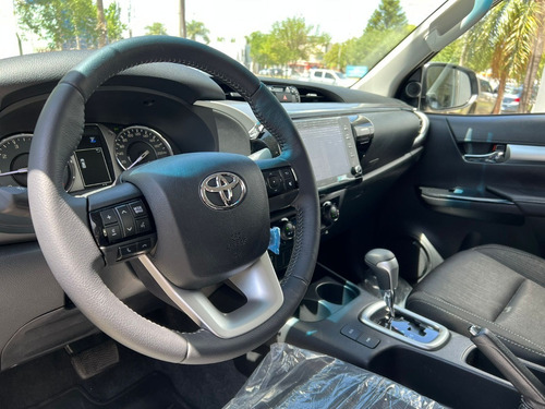 Imagen 9 de 19 de Toyota Hilux Srv 4x2 At