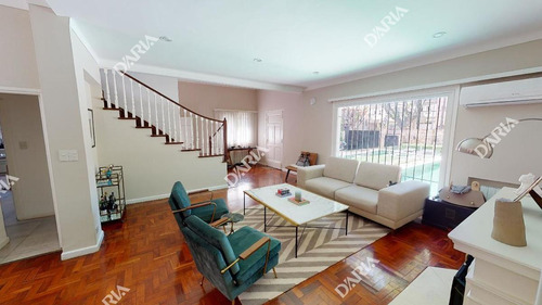 En Buena Zona Residencial, Chalet Totalmente Actualizado Con Lo Mejor, Jardin, Pileta.
